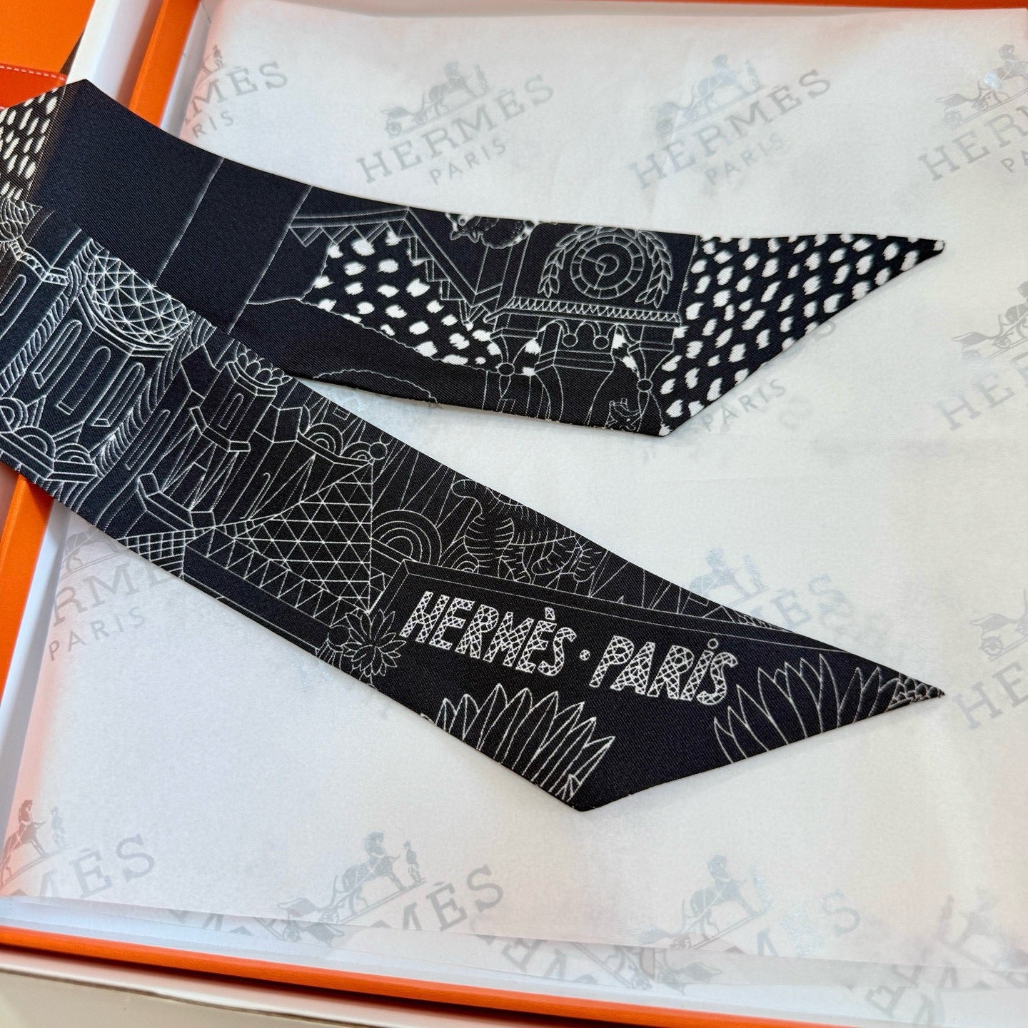 HERMES HERMES 25S NECKERCHIEF 86 IN SILK 989357