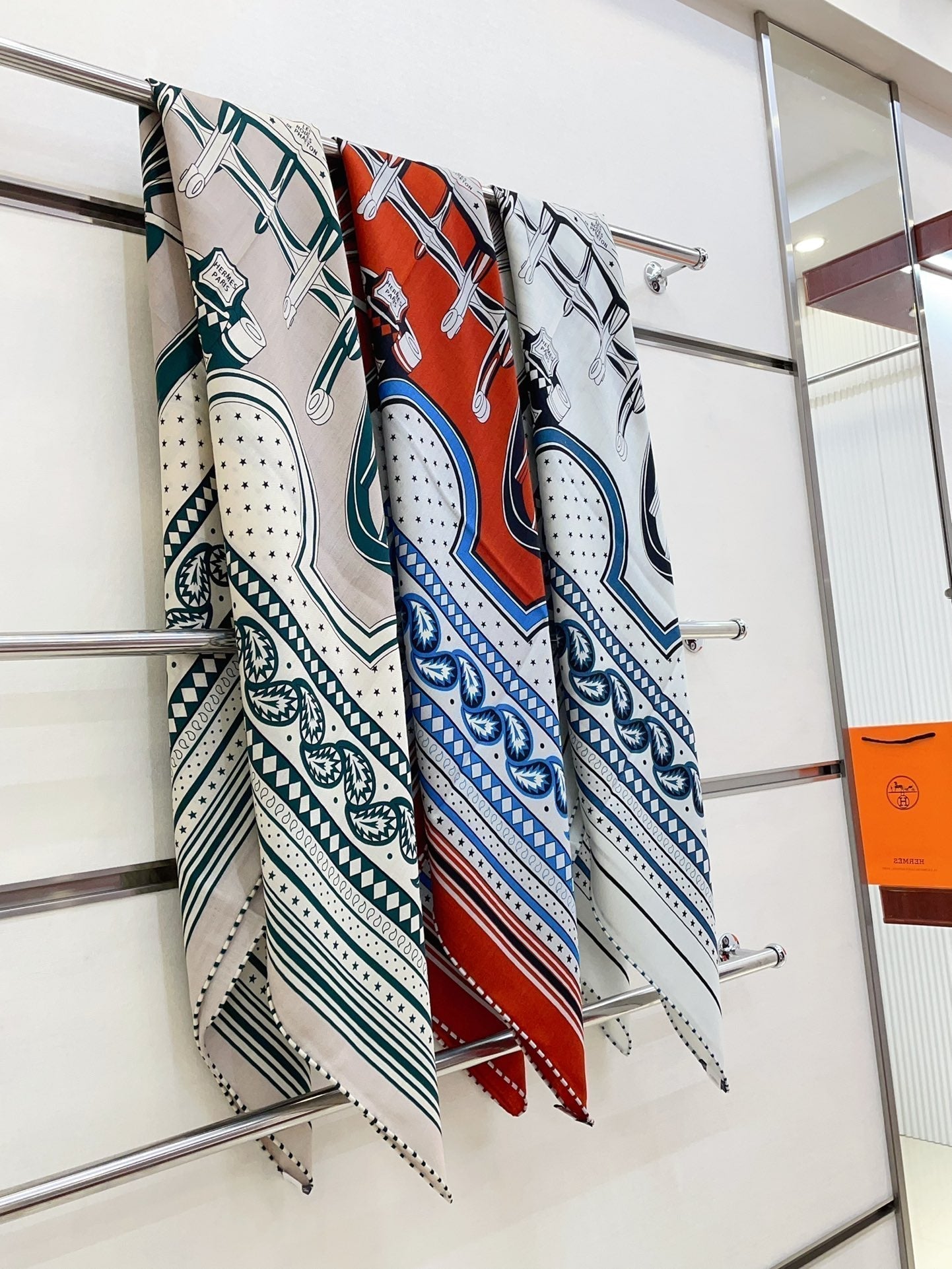 HERMES LES ROUES DE PHAETON BANDANA SHAWL 140 CM COLORFUL 385445