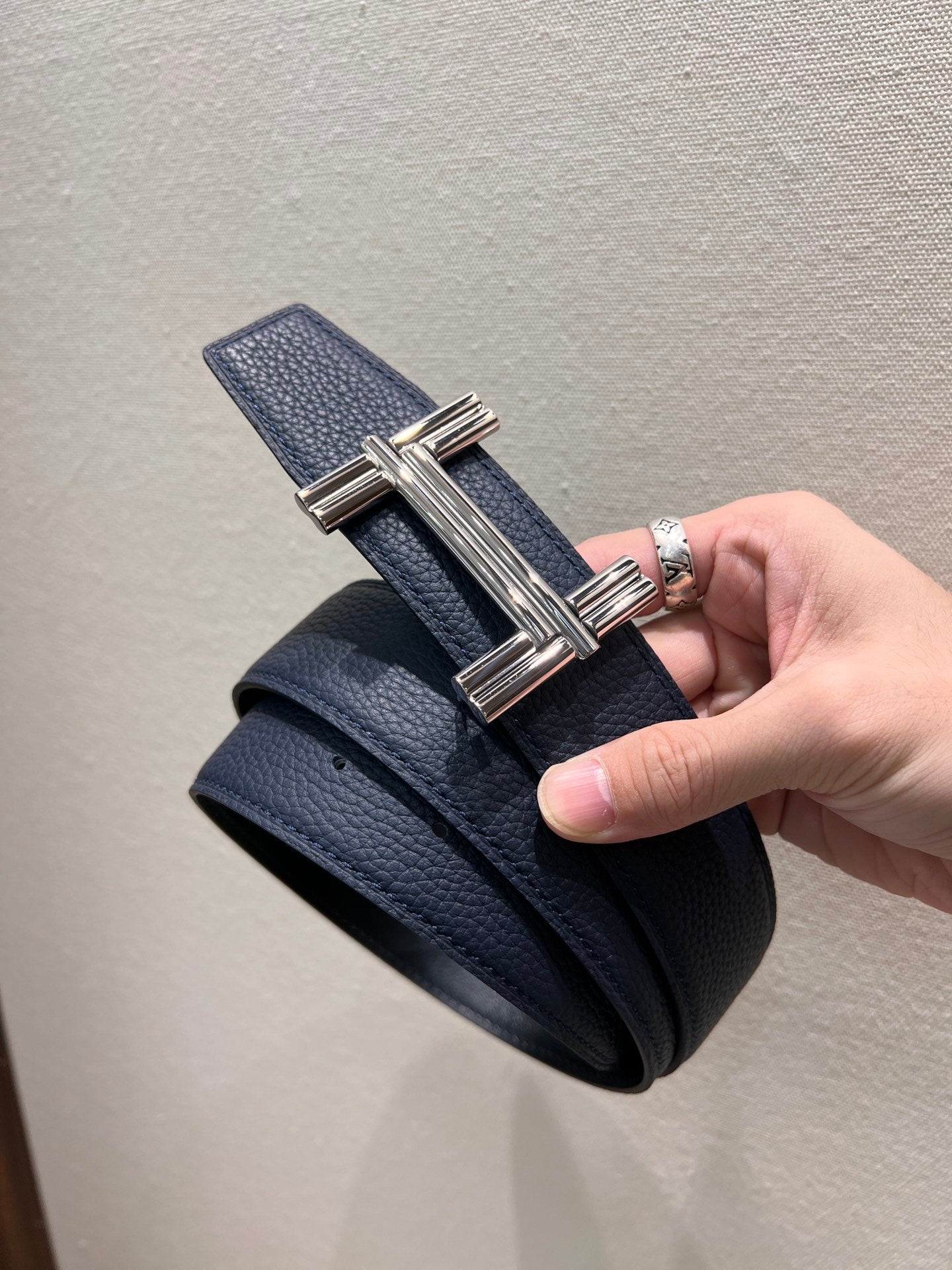 HERMES TRAVERSE BELT BUCKLE & REVERSIBLE NAVY BLUE LEATHER STRAP 38 MM SILVER HARDWARE