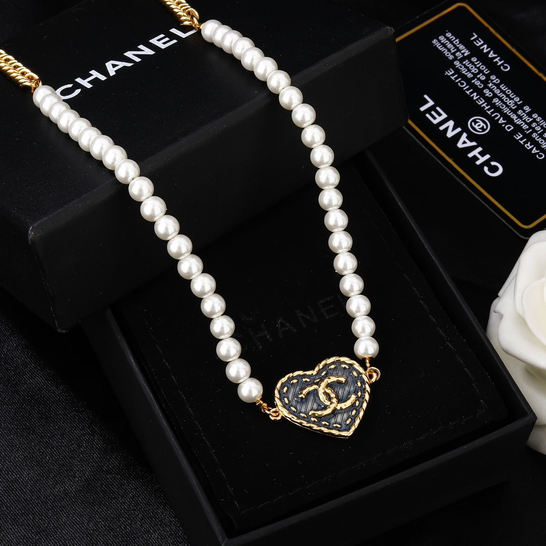 CHANEL 25S CHAIN BELT IN WHITE PEARL 614479