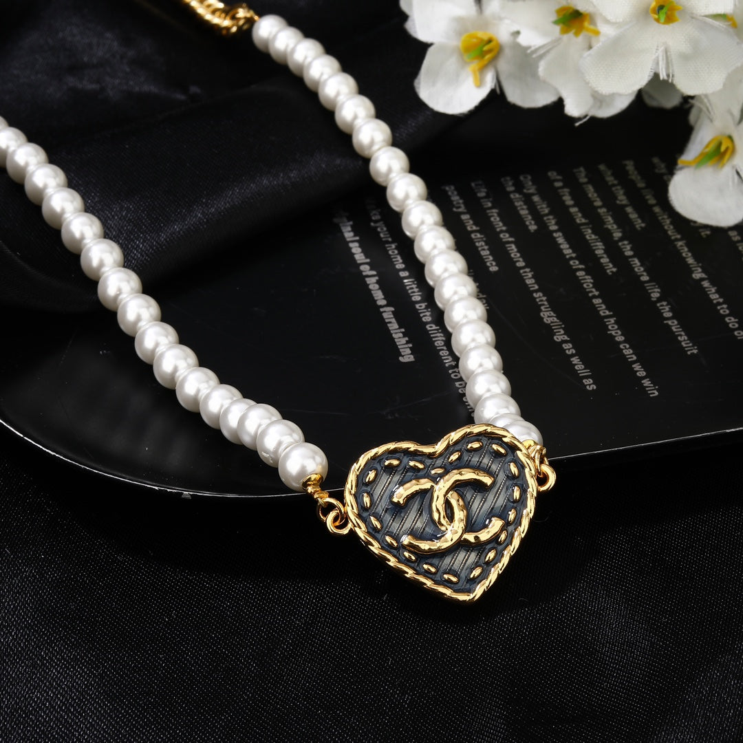 CHANEL 25S CHAIN BELT IN WHITE PEARL 614479