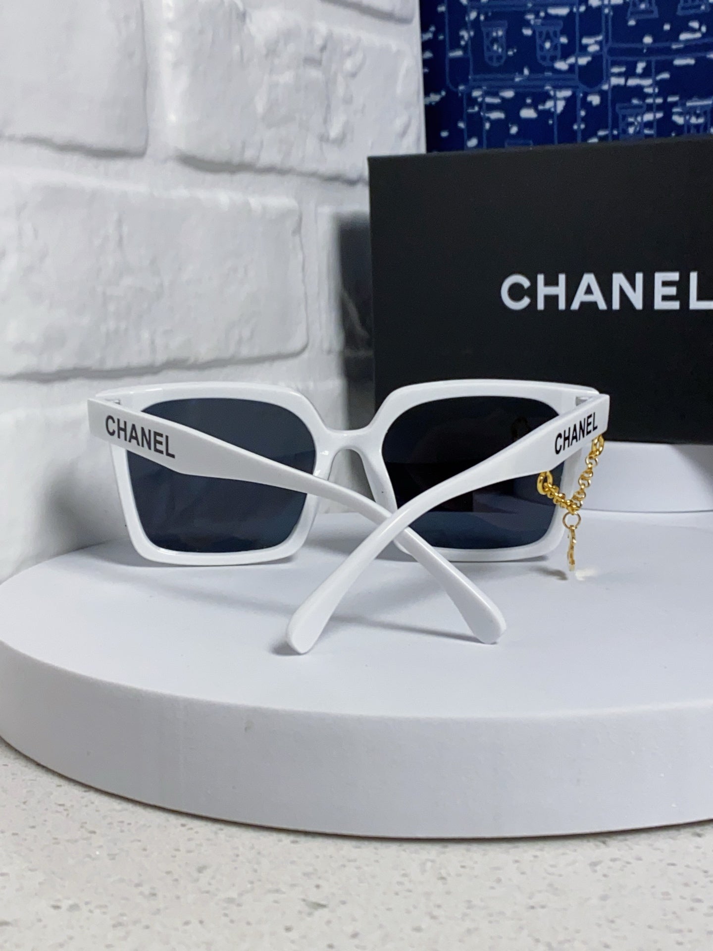 CHANEL SQUARE SUNGLASSES 641811 IN WHITE ACETATE GOLD CHAIN