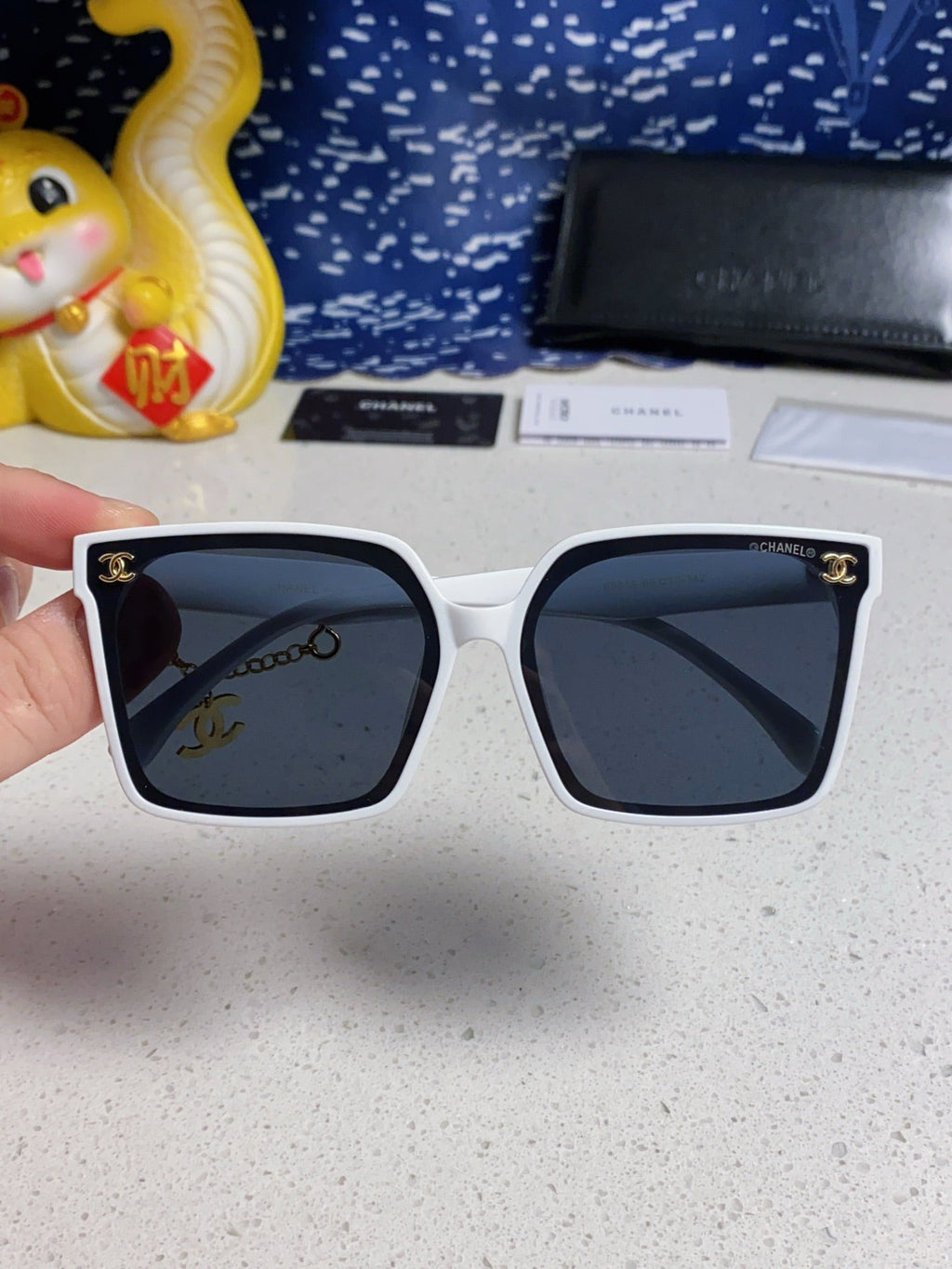 CHANEL SQUARE SUNGLASSES 641811 IN WHITE ACETATE GOLD CHAIN