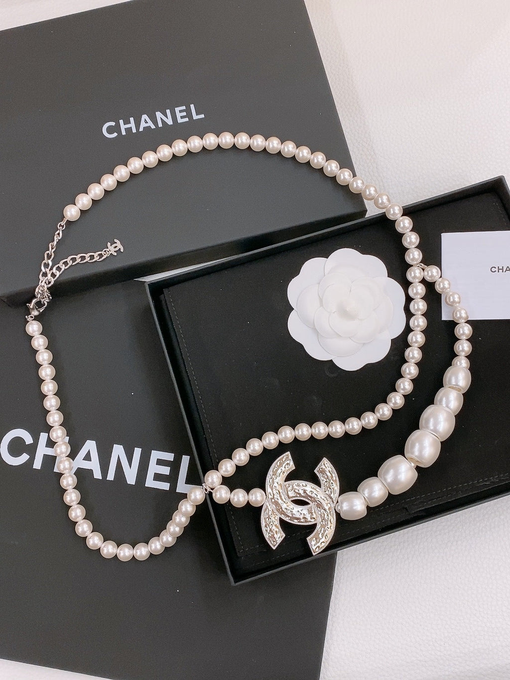 CHANEL CHAIN BELT IN PEARL AND SILVER METAL